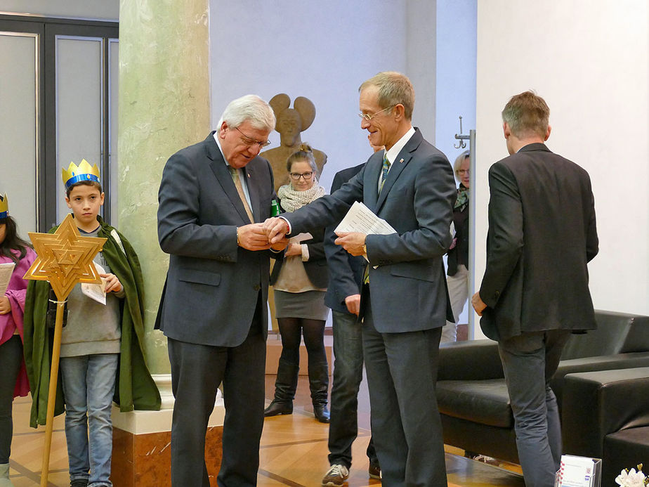 Naumburger Sternsinger zu Besuch beim Hessischen Ministerpräsidenten Volker Bouffier (Foto: Karl-Franz Thiede)